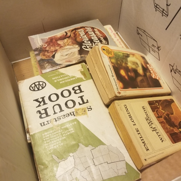 Different items - Picture 8 of 13